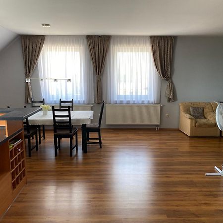 Spacious Apartment In Town Centre Nové Zámky Exterior foto