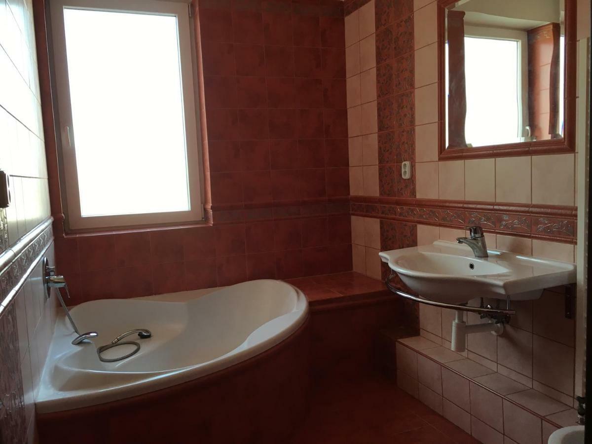 Spacious Apartment In Town Centre Nové Zámky Exterior foto